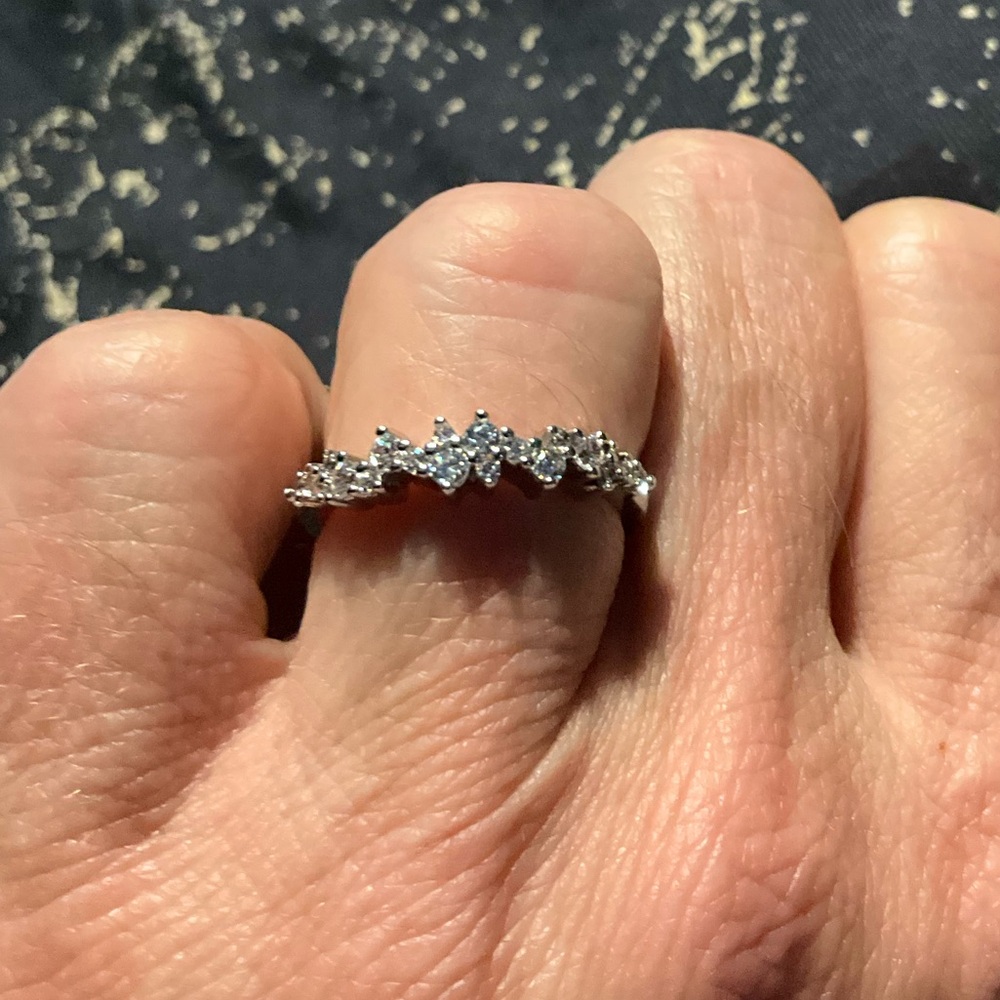 Beautiful cubic zirconia 20 stone half eternity band w Aton of sparkle! SZ 4.5💎
